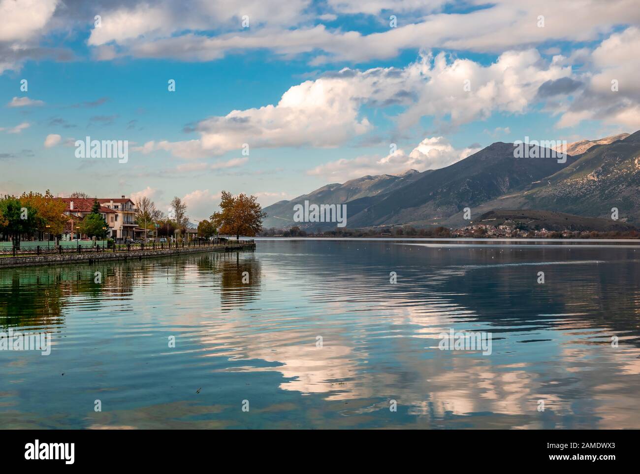 Blick auf den See Pamvotis und die Küste der Stadt Ioannina an einem sonnigen Winternachmittag. Stockfoto