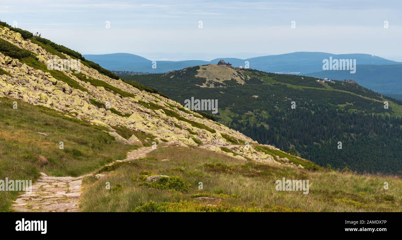 Szrenica-Hügel mit Gory Izerskie Bergen auf dem Hintergrund vom Wanderweg am Labsky Szczyt Hügel in den Karkonosze-Bergen in Polen in der Nähe der Grenze Stockfoto