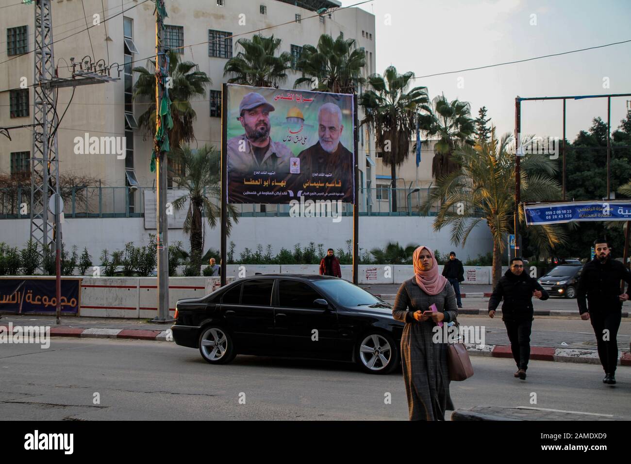 12. Januar 2020: Gaza, Palästina. Januar 2020. Große Plakate des iranischen General Qasem Soleimani werden in Gaza-Stadt aufgestellt, um den Tod des Quds-Force-Befehlshabers der iranischen Revolutionären Garde zu betrauern, der bei einem US-Luftangriff in Bagdad am 3. Januar ermordet wurde. Auf dem Plakat in der Straße Alsina'a im Westen der Stadt Gaza erscheint General Soleimani neben Baha Abu Al-Atta, einem Oberkommandeur der Islamischen Dschihad-Bewegung in Palästina, der am 12. November 2019 bei einem israelischen luftangriff ermordet wurde Kredit: Ahmad Hasaballah/IMAGESLIVE/ZUMA Wire/Alamy Live News Stockfoto