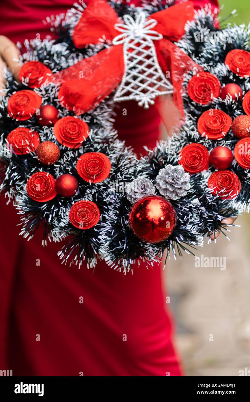 Adventskranz hält junge Dame fest Stockfoto