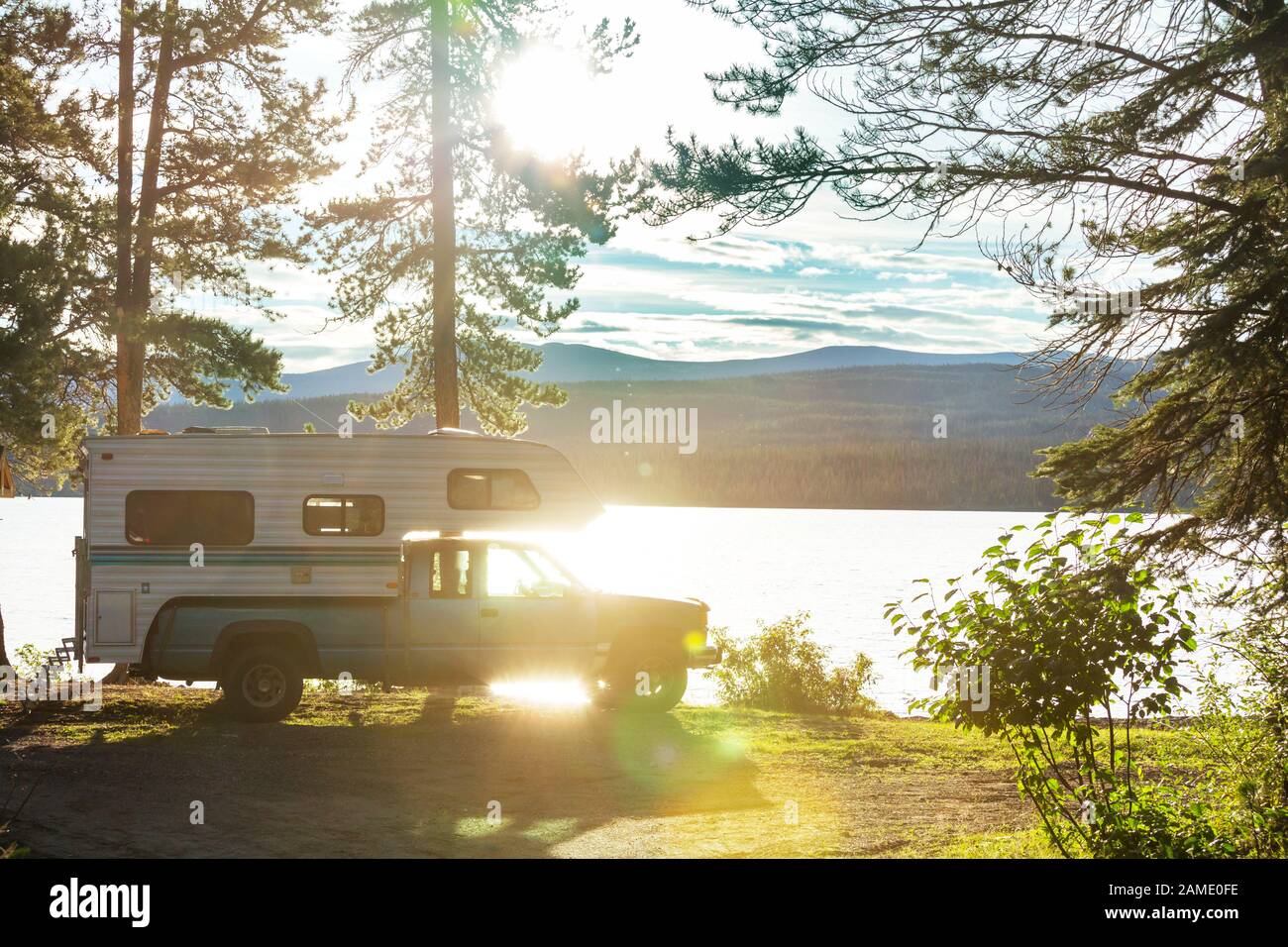 Camper am Seeufer in Bergen geparkt. Sommersaison in Kanada. Stockfoto