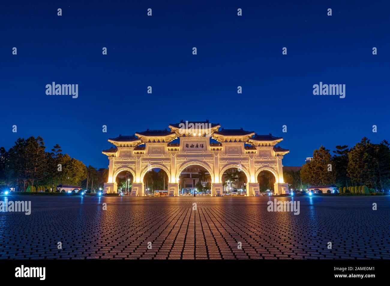 Taipei Liberty Gate nachts beleuchtet Stockfoto