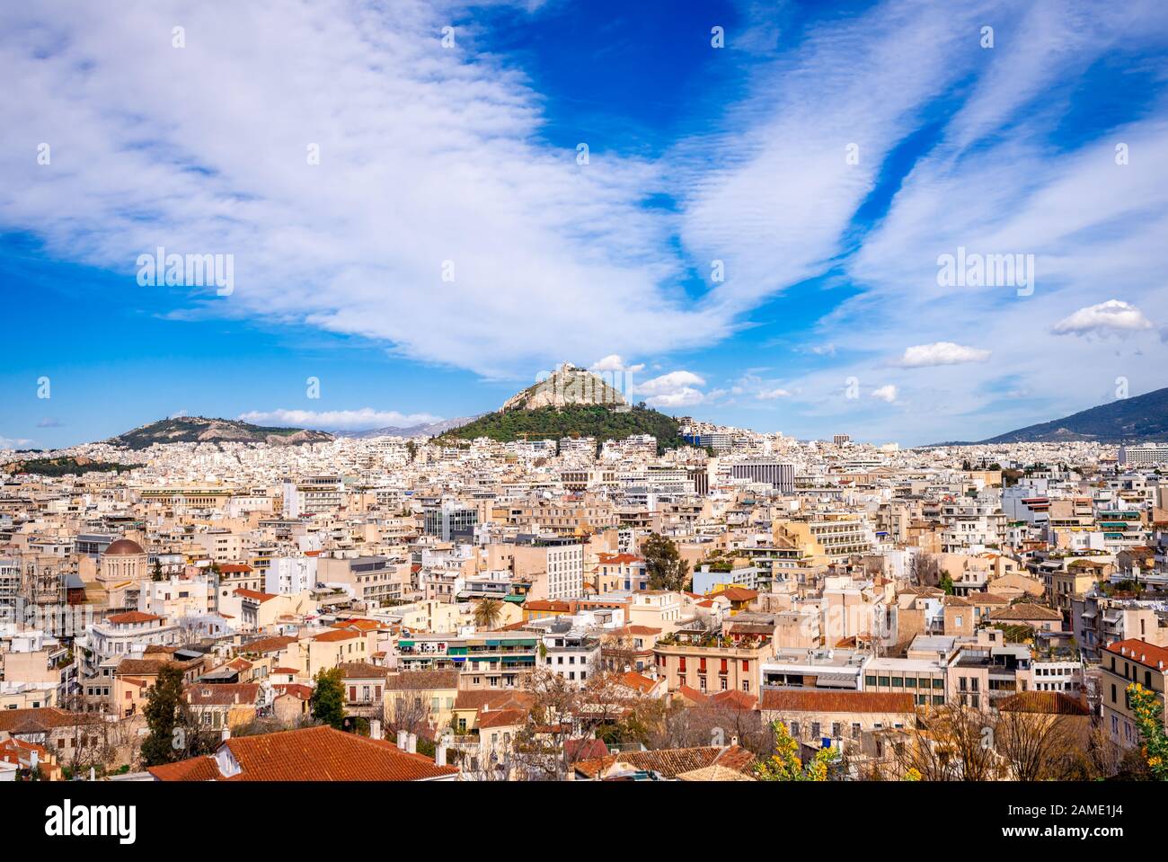 Die Skyline Athens, in Griechenland, mit dem Lykabettus-Berg. Foto aus dem Viertel Anafiotika, in der nördlichen Seite des Akropolis-Hügels. Stockfoto