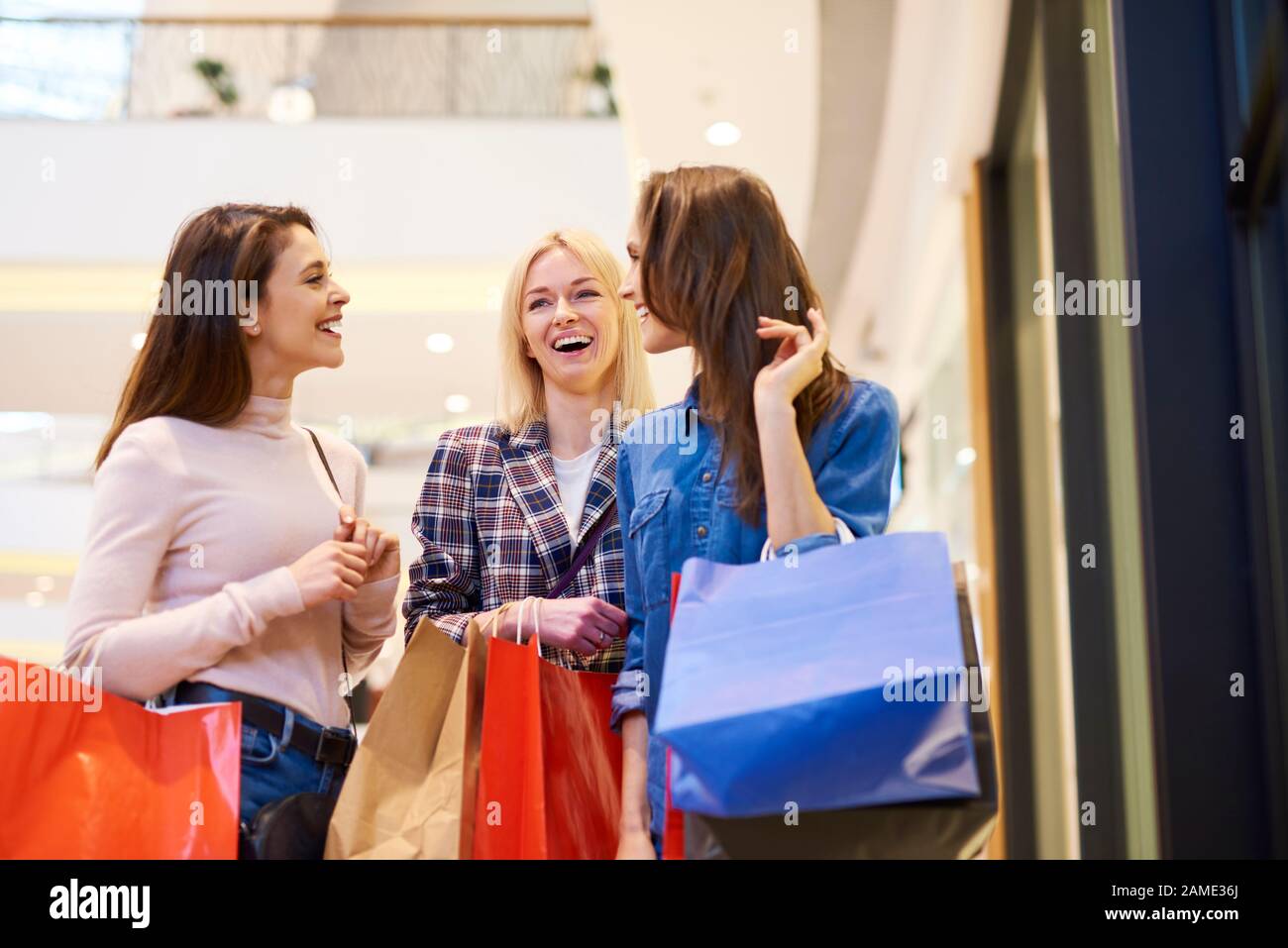 Drei Mädchen genießen das Einkaufen im Einkaufszentrum Stockfoto