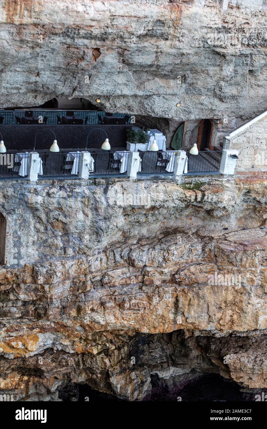 Polignano a Mare, Italien - 17 September, 2019: Die Welt-berühmten Grotta Palazzese Restaurant, in einer Höhle in den Klippen in Polignano a Mare, Apulien, I Stockfoto