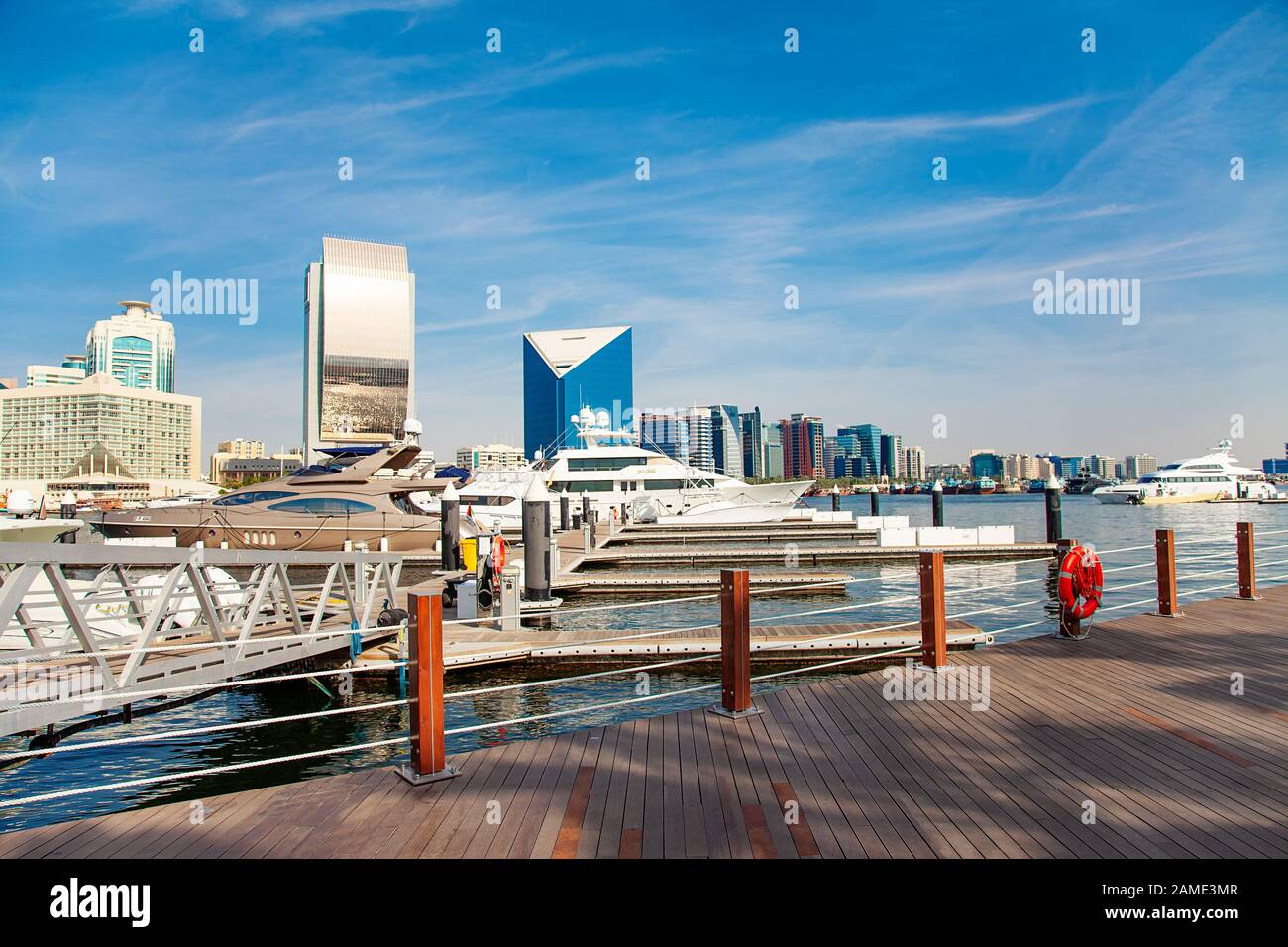 Reiche berühmte Scraper und Yachten auf dem Seekanal Stockfoto