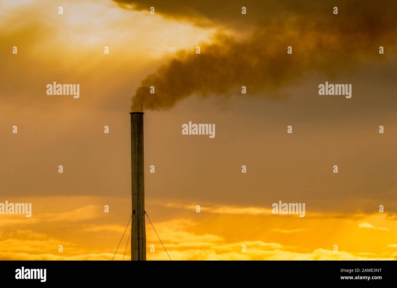 Luftverschmutzung durch das Werk. Rauch aus dem Kamin der Industrieleitung am Himmel bei Sonnenuntergang. Problemkonzept für die globale Erwärmung. Schlechte Luftqualität. Luftschadstoff Stockfoto