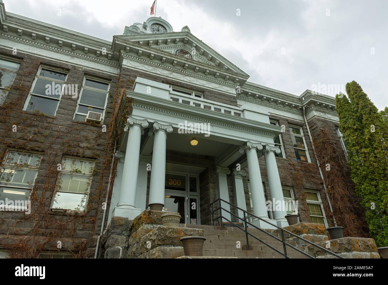 Prineville, Oregon - 15. Mai 2015: Der Haupteingang zum Crook County Courthouse Stockfoto