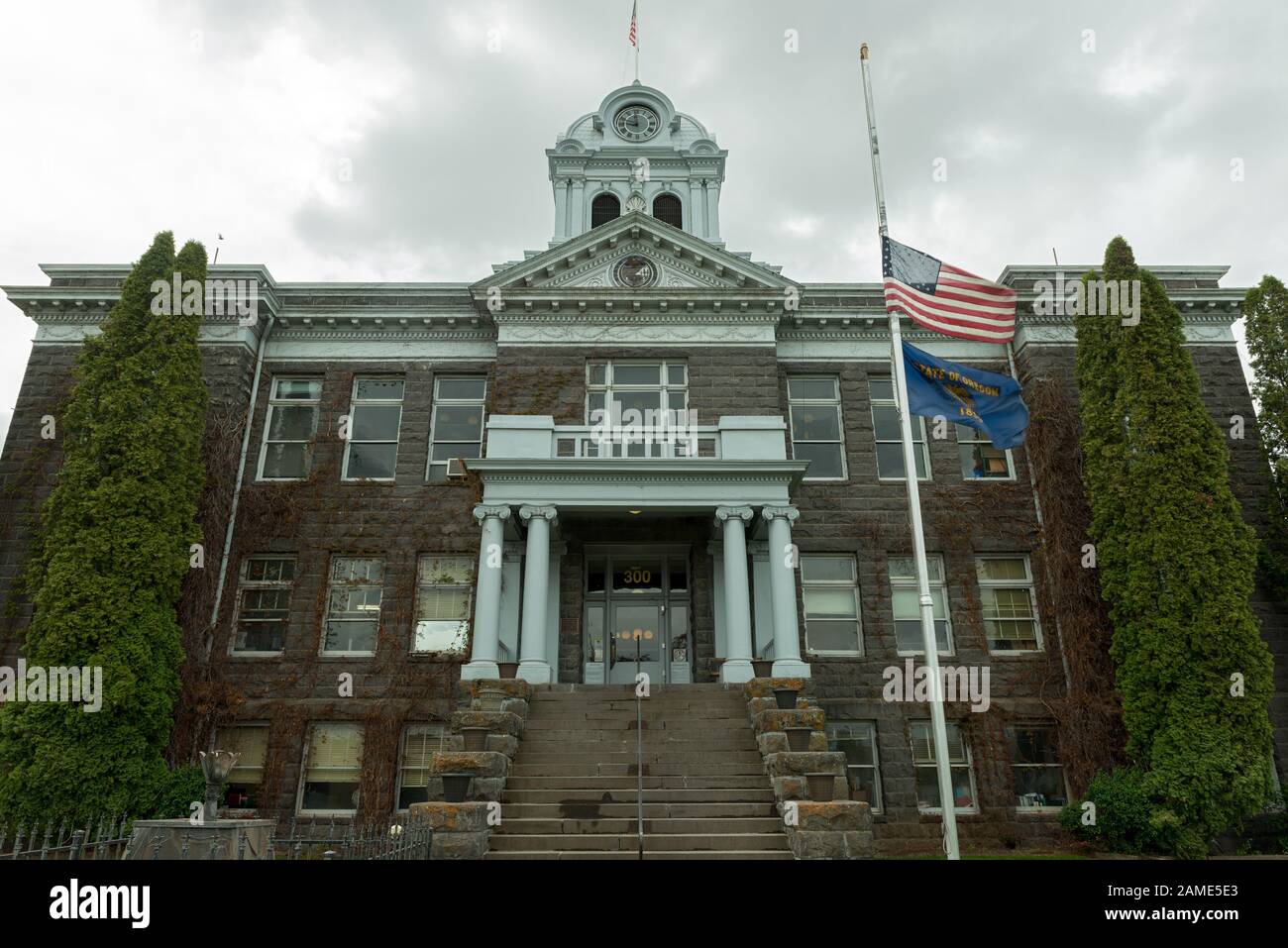 Prineville, Oregon - 15. Mai 2015: Die Front des Crook County Courthouse Stockfoto