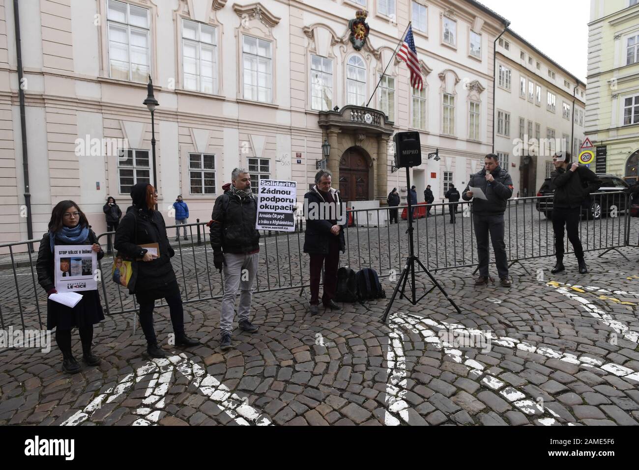 Prag, Tschechien. Januar 2020. Etwa 50 Menschen protestierten gegen US-Militärinterventionen im Iran, insbesondere gegen den Drohnenangriff, bei dem der iranische Major-General Qassem Soleimani am 3. Januar in Bagdad außerhalb der amerikanischen Botschaft in Prag, Tschechien, am 12. Januar 2020 getötet wurde. Die Demonstranten unterstützten regierungsfeindliche Protestbewegungen im Irak, Iran, Libanon und anderen Ländern des Nahen Ostens. Kredit: Michal Krumphanzl/CTK Foto/Alamy Live News Stockfoto