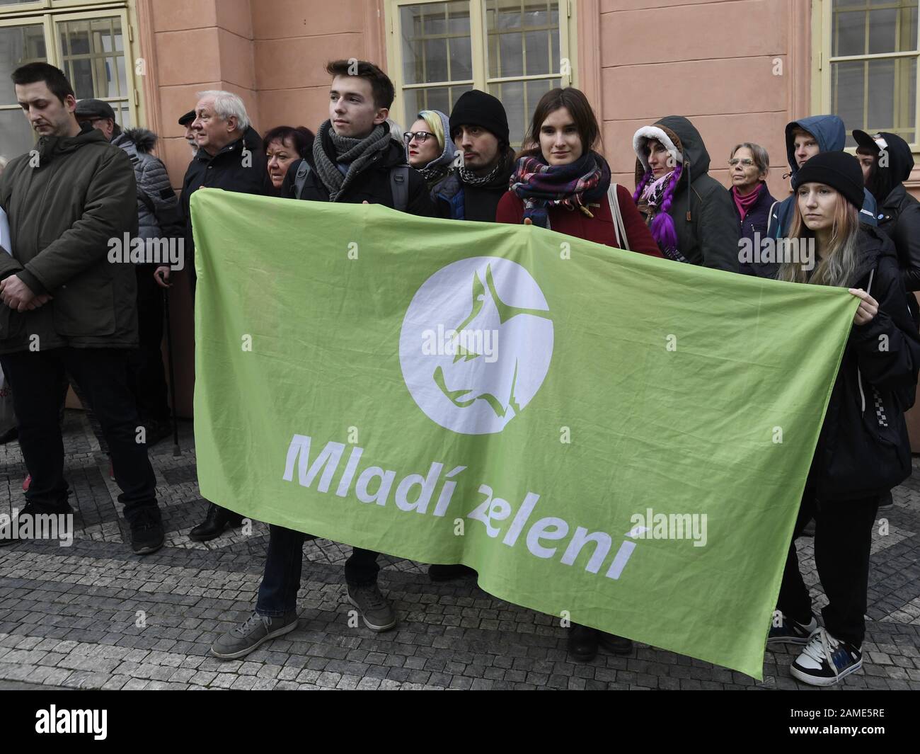 Prag, Tschechien. Januar 2020. Etwa 50 Menschen protestierten gegen US-Militärinterventionen im Iran, insbesondere gegen den Drohnenangriff, bei dem der iranische Major-General Qassem Soleimani am 3. Januar in Bagdad außerhalb der amerikanischen Botschaft in Prag, Tschechien, am 12. Januar 2020 getötet wurde. Die Demonstranten unterstützten regierungsfeindliche Protestbewegungen im Irak, Iran, Libanon und anderen Ländern des Nahen Ostens. Kredit: Michal Krumphanzl/CTK Foto/Alamy Live News Stockfoto