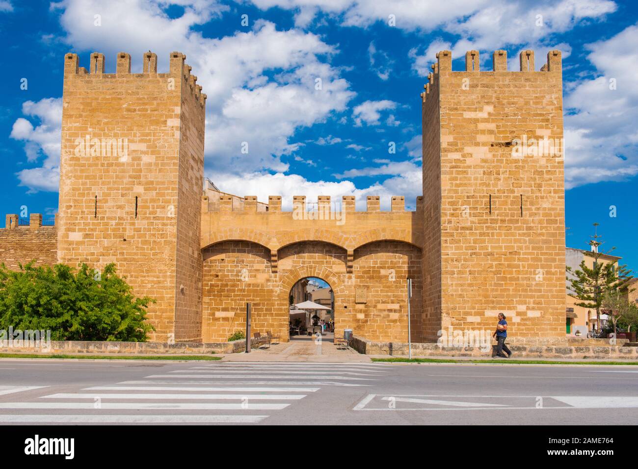 Mallorca, Spanien - 10.2019: Porta de Sant Sebastia, das Tor zur Altstadt von Alcudia, Mallorca Stockfoto