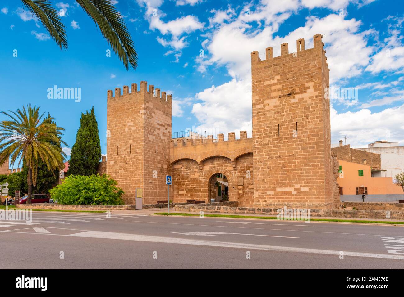 Mallorca, Spanien - 10.2019: Porta de Sant Sebastia, das Tor zur Altstadt von Alcudia, Mallorca Stockfoto
