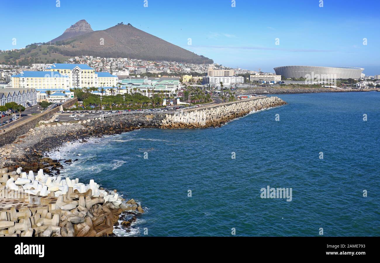 Luftaufnahme des Wellenbrecher und Stadions von Table Bay Stockfoto