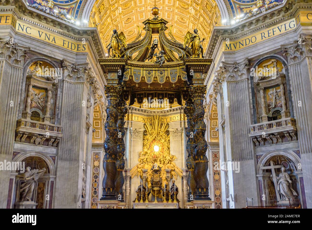 Petersbaldachin, ein Baldachin über dem Petersdom in der Vatikanstadt Stockfoto