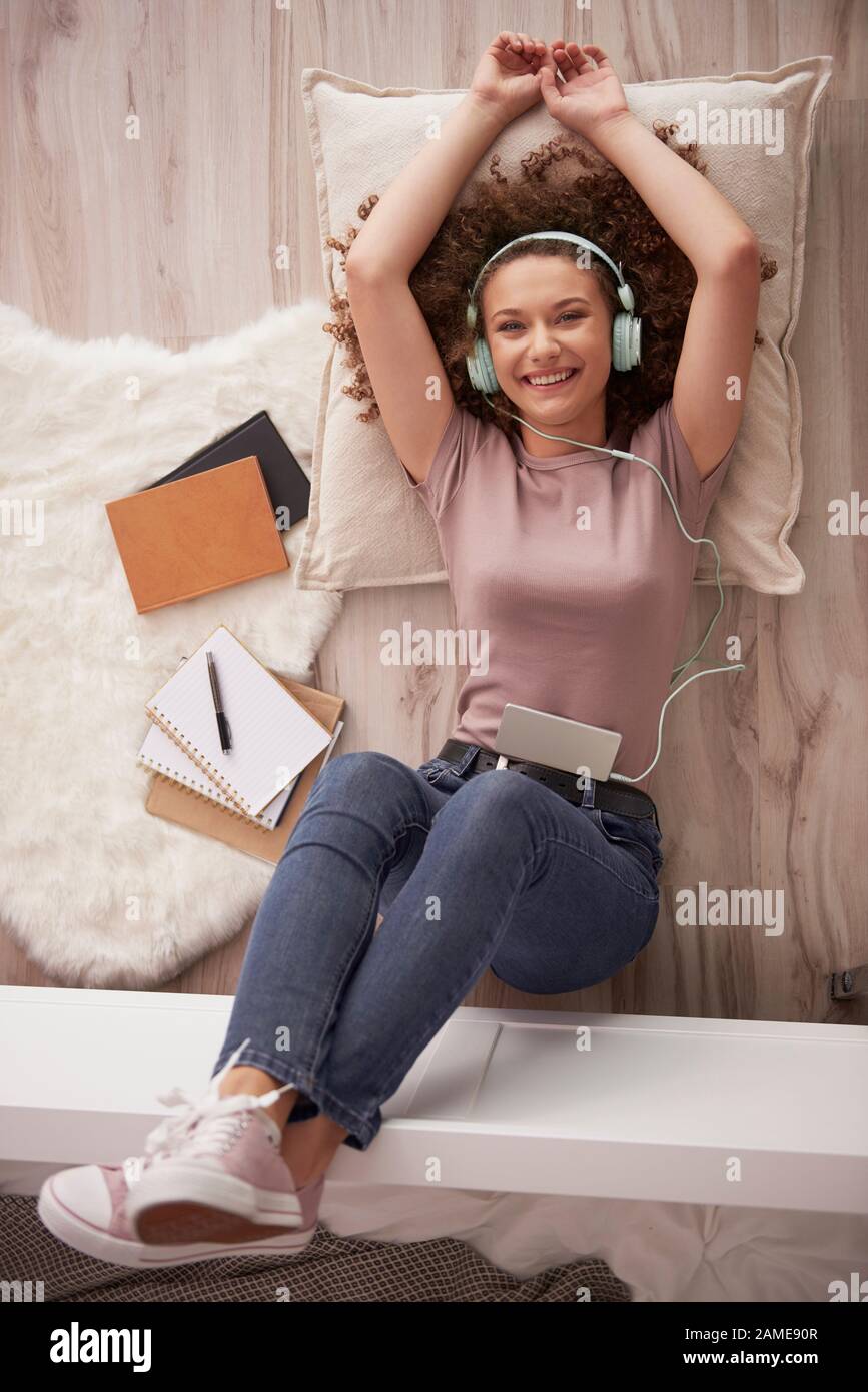 Porträt des Teenager-Mädchens, das Musik hört Stockfoto