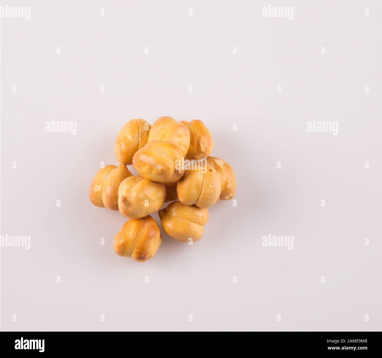 NUTS oder Candlenut auf einem neuen Hintergrund Stockfoto