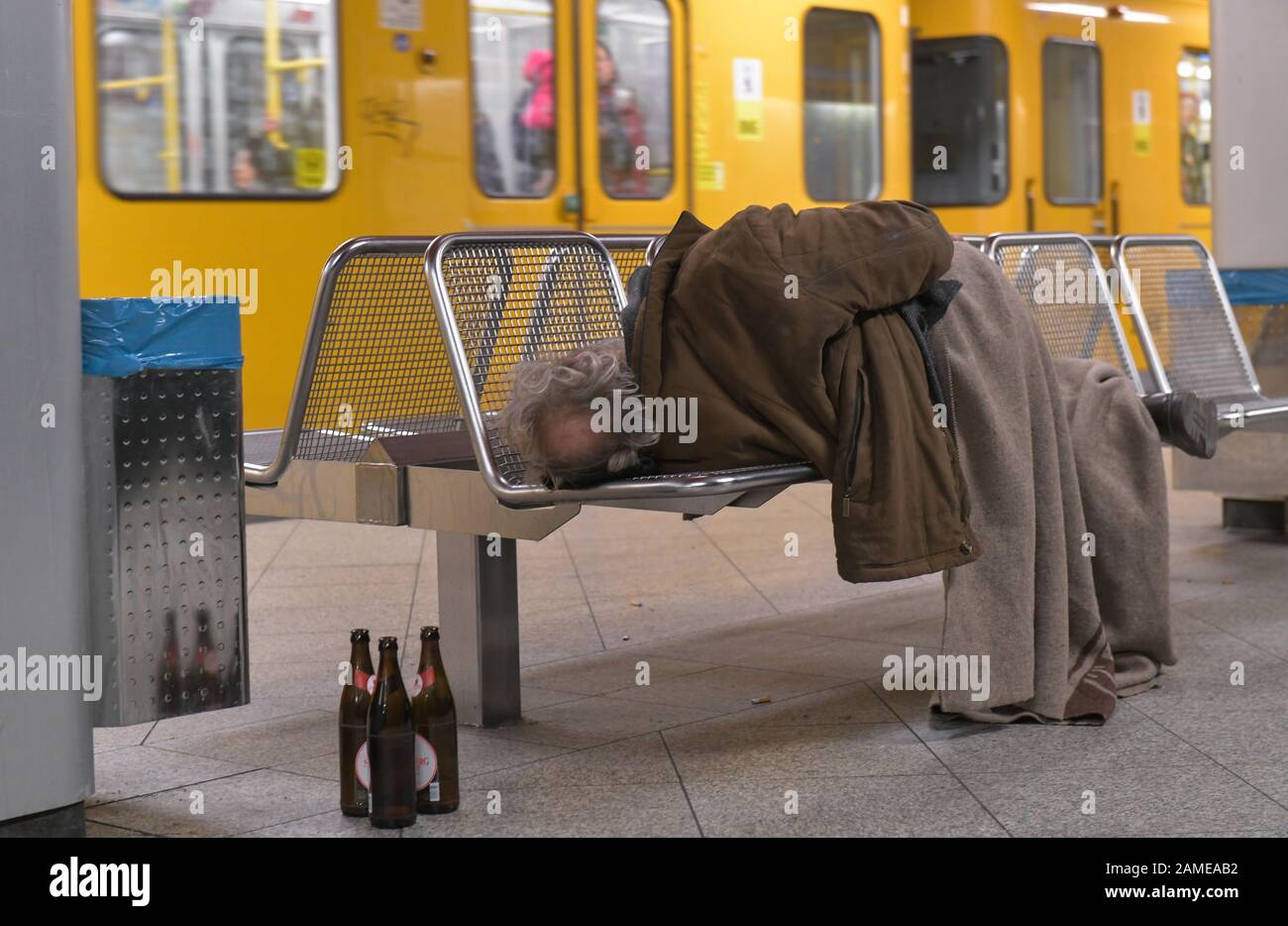 Obdachloser, Bank, U-Bahnhof, Berlin, Deutschland Stockfoto