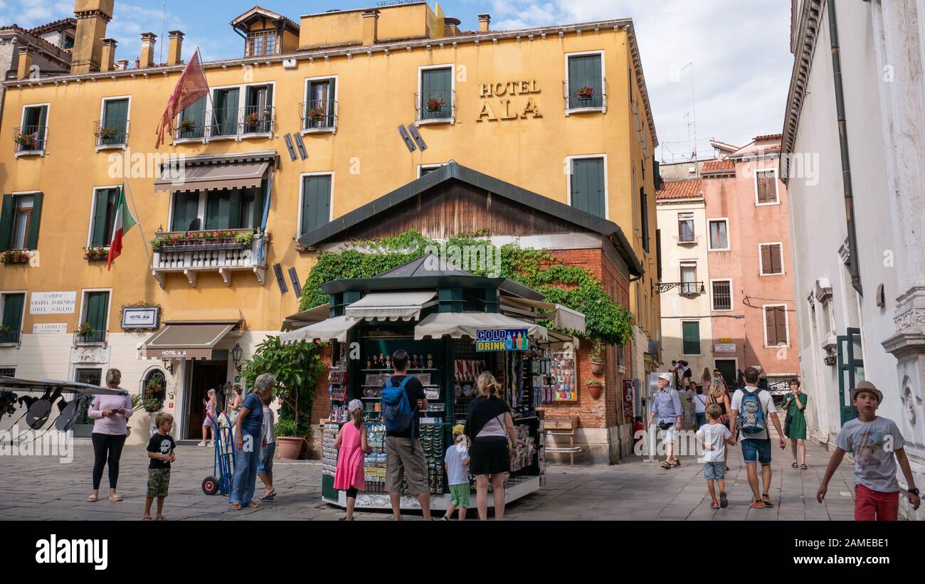 Venedig Italien 08 14 2019 Touristen kaufen kalte Getränke Stockfoto