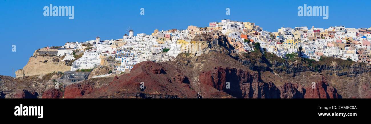 Panoramablick auf die weißen Häuser von Oia Dorf aus der Ägäis, Santorini, Griechenland Stockfoto