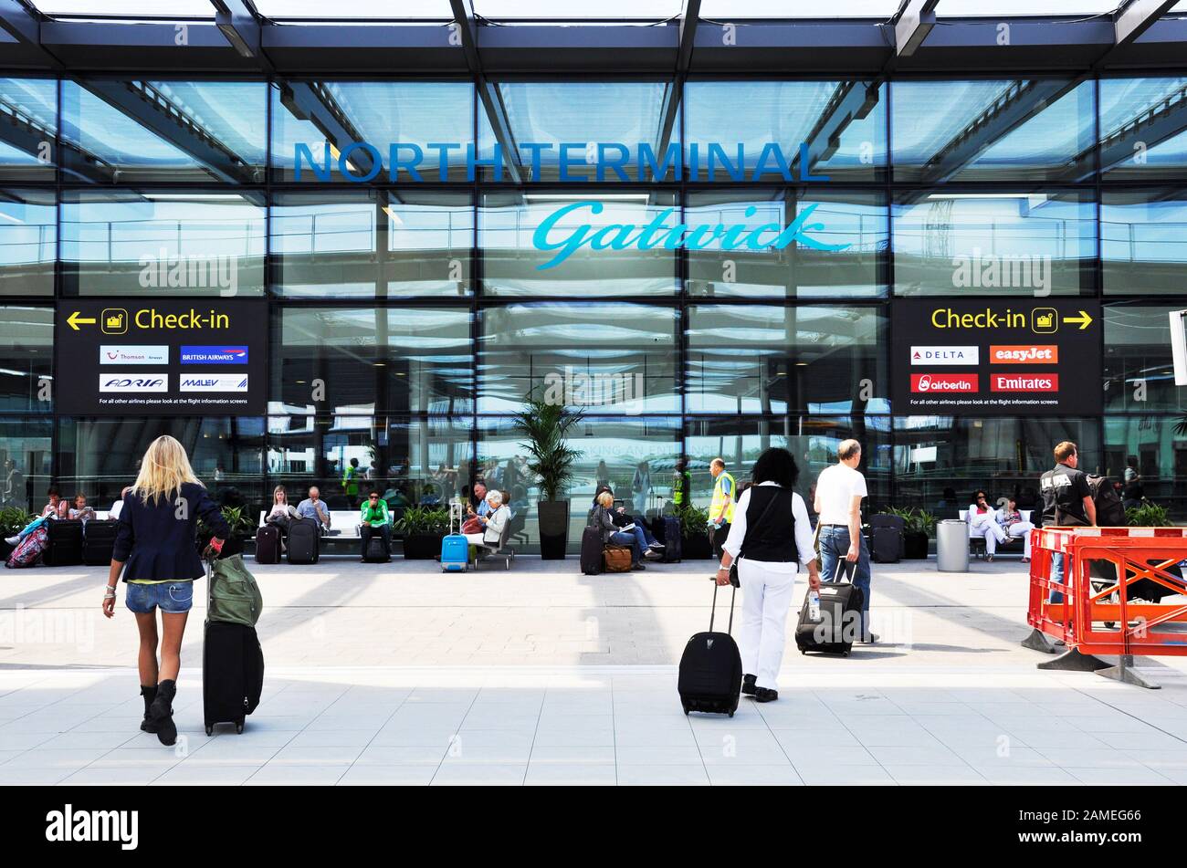 Crawley, Großbritannien - CIRCA AUGUST 2011: Gatwick Airport North Terminal. Gatwick ist nach dem Flughafen Heathrow der zweitgrößte Flughafen Großbritanniens. Stockfoto