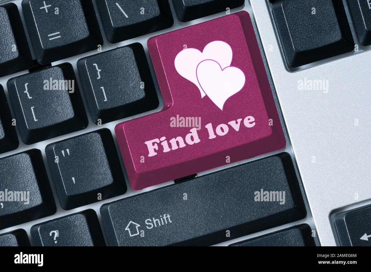 Finden Sie die pinke Taste "Love Keyboard" mit Herzform-Konzeptbild Stockfoto