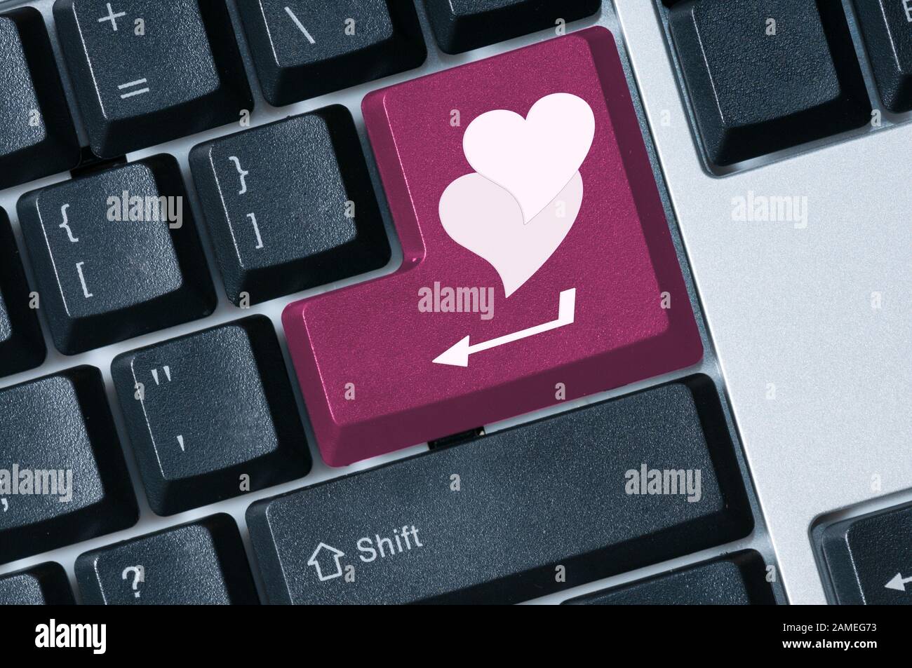 Finden Sie die pinke Taste "Love Keyboard" mit Herzform-Konzeptbild Stockfoto