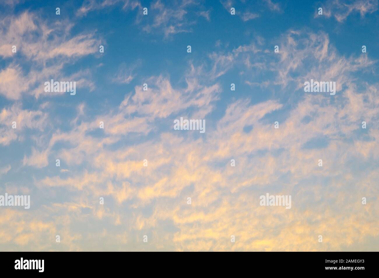 Sanfter ruhiger Himmel und Wolken Sonnenuntergang Zeit Natur Hintergrund Stockfoto