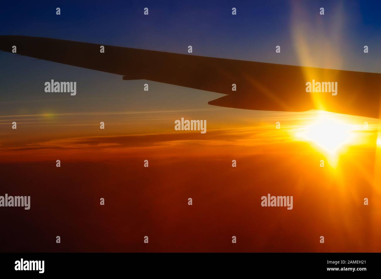 Himmel und Wolken Sonnenuntergang in der Stratosphäre aus Flugzeugfenster abstrakter Hintergrund Stockfoto