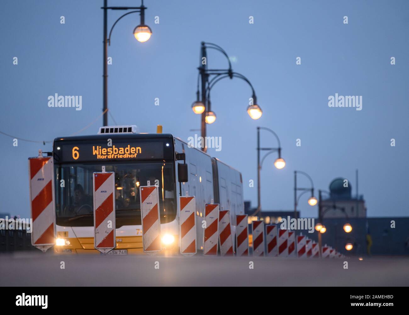 Mainz Deutschland Januar Ein Bus Fahrt Auf Der Theodor Heuss Brucke Vorbei An Blinkleuchten Der