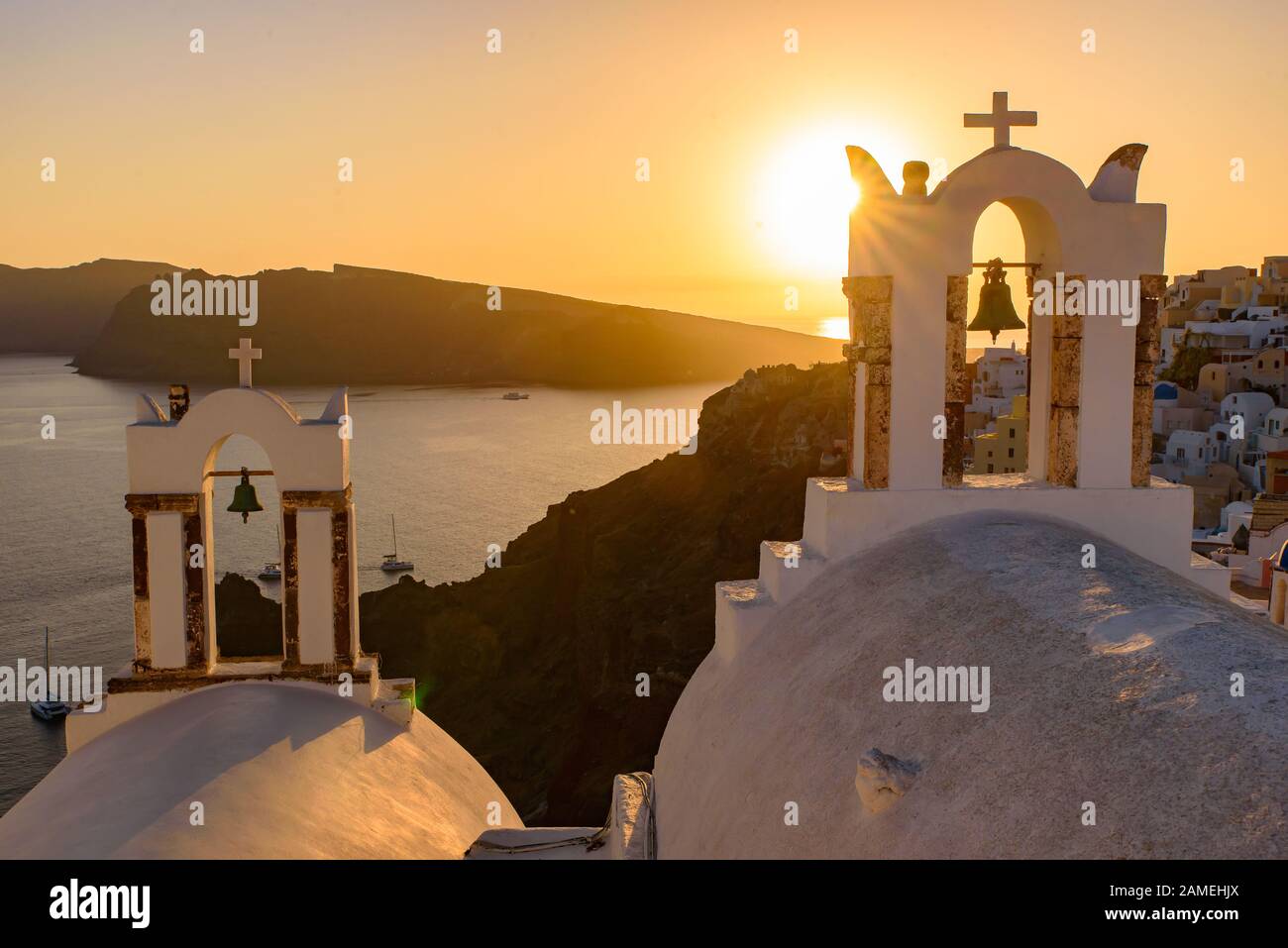 Kirchturm mit warmem Sonnenuntergang in Oia, Santorini, Griechenland Stockfoto