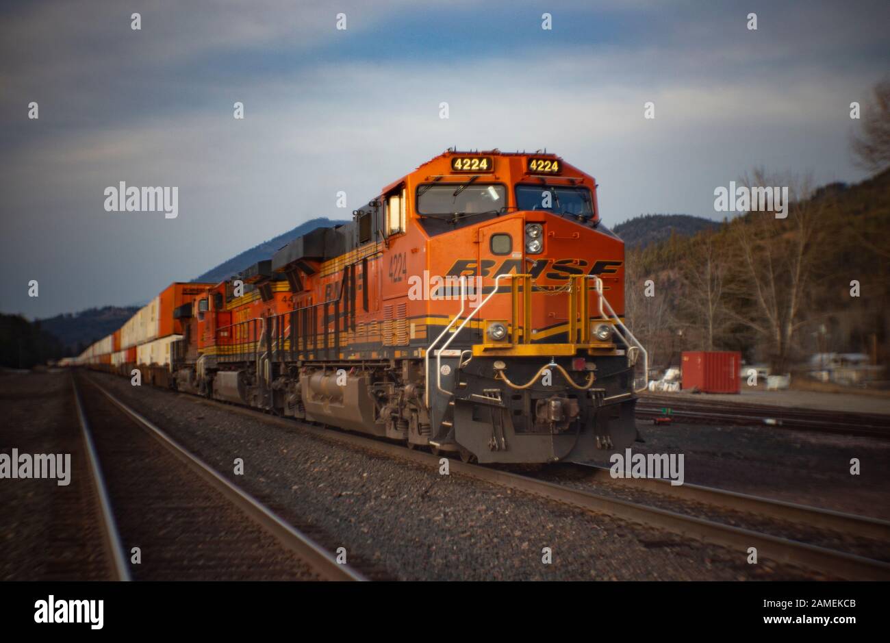 Ein BNSF-Zug auf den Gleisen in die Stadt Troy, Montana. Das Bild wurde mit einem antiken 62mm f/2.8 B&L Petzval-Objektiv aufgenommen. Stockfoto