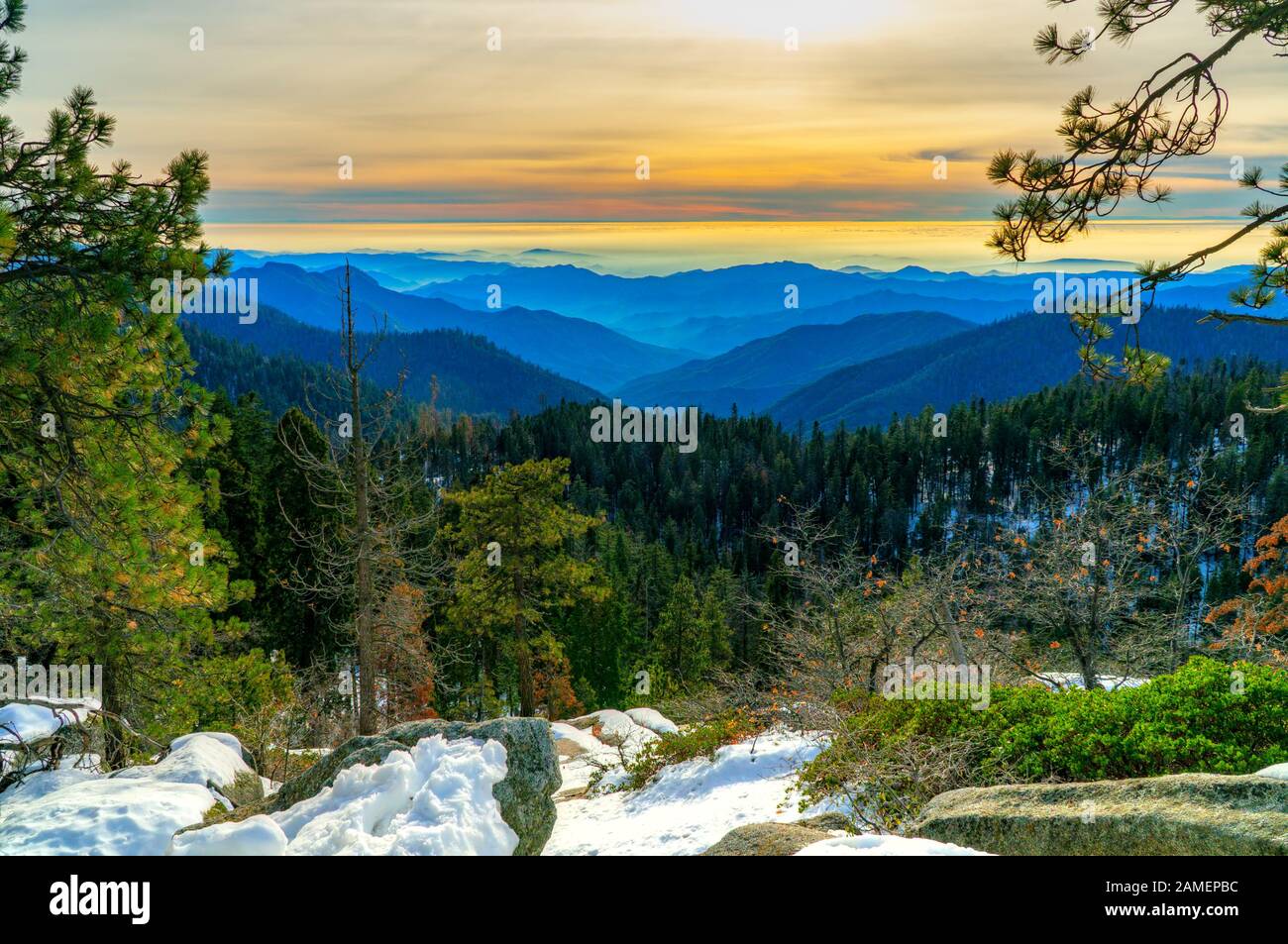 Natürliches Tal des Sequoia National Park bei Sonnenuntergang, Kalifornien, USA. Stockfoto