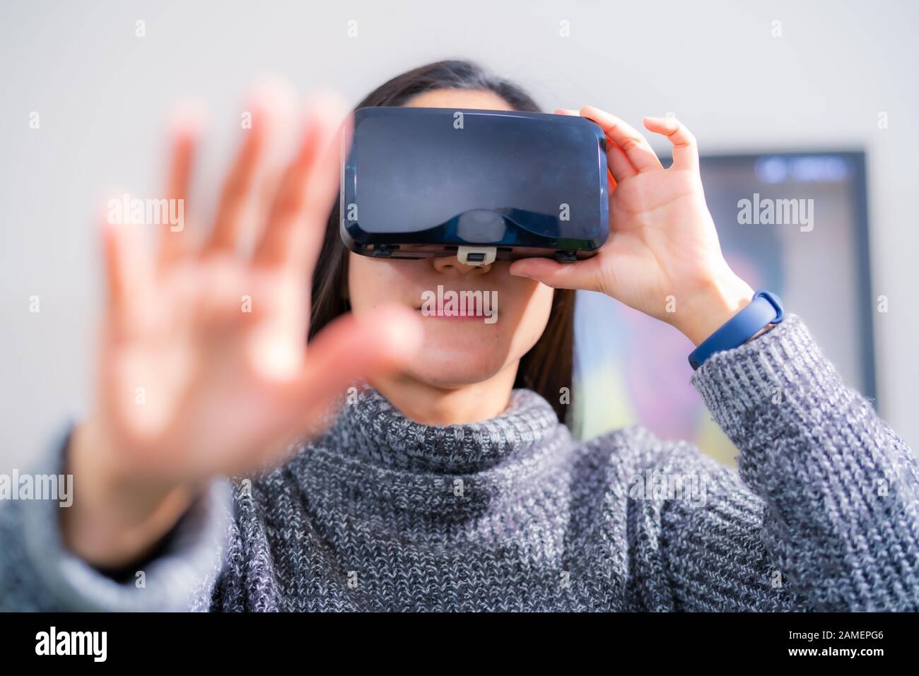 Frau mit Virtual reality Brillen. Smartphone mit VR-Headset Stockfoto