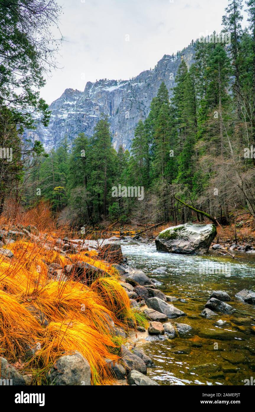 Yosemite National Park Blick bei Sonnenuntergang. Panorama von El Captain, Half Dome und Schachtelhalm Wasserfall. California, United States. Stockfoto