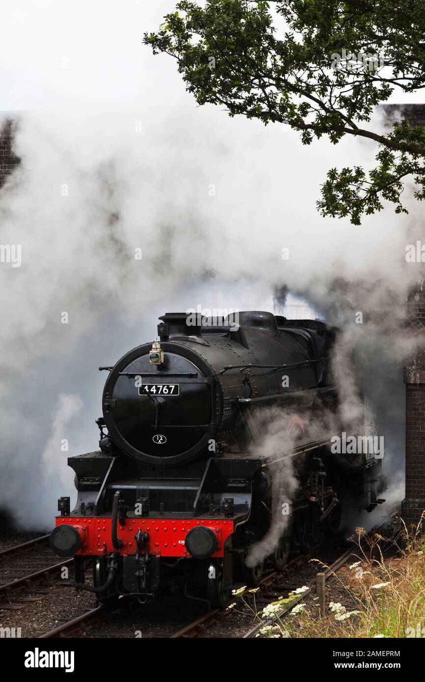 LMS Schwarz 5 44767 George Stephenson Lokomotive verlassen Weybourne Station North Norfolk Eisenbahn in eine Wolke von Dampf Stockfoto