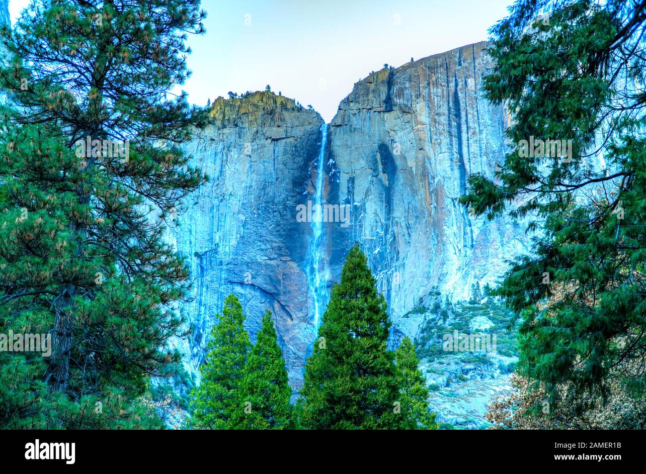 Blick auf einen Wasserfall, der in den Wald verblasst, Yosemite National Park, Califfornia, USA. Stockfoto