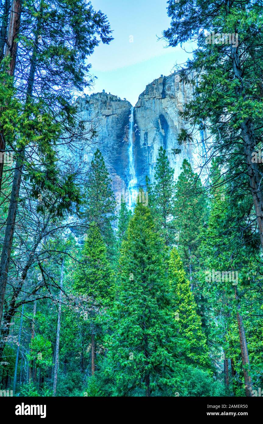 Blick auf einen Wasserfall, der in den Wald verblasst, Yosemite National Park, Kalifornien, Vereinigte Staaten. Stockfoto
