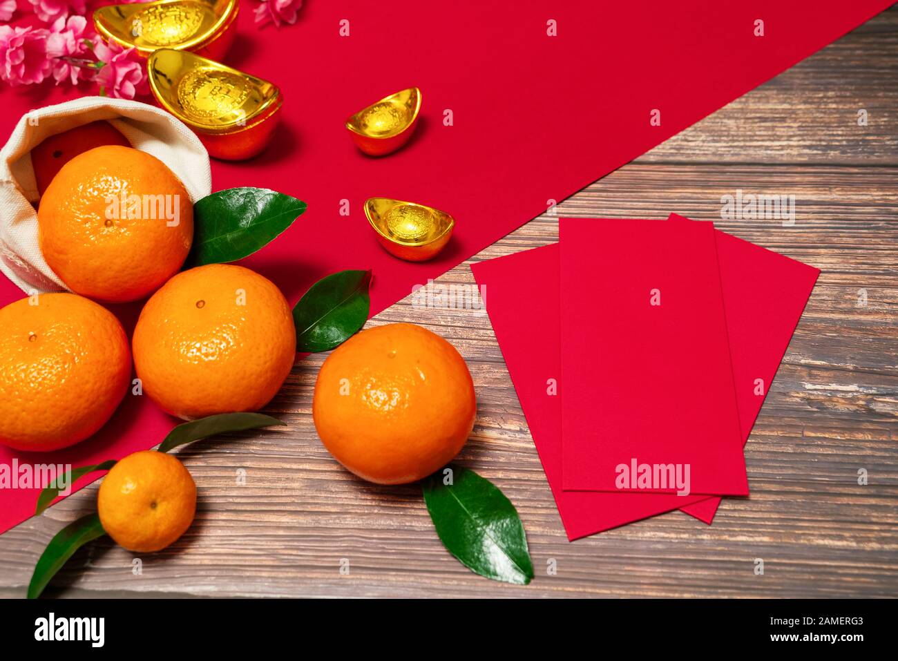 Chinesisches Neujahr mit rotem Umschlag und Orange erscheinen Übersetzungen von Text in Bild: Wohlstand, reich und gesund Stockfoto