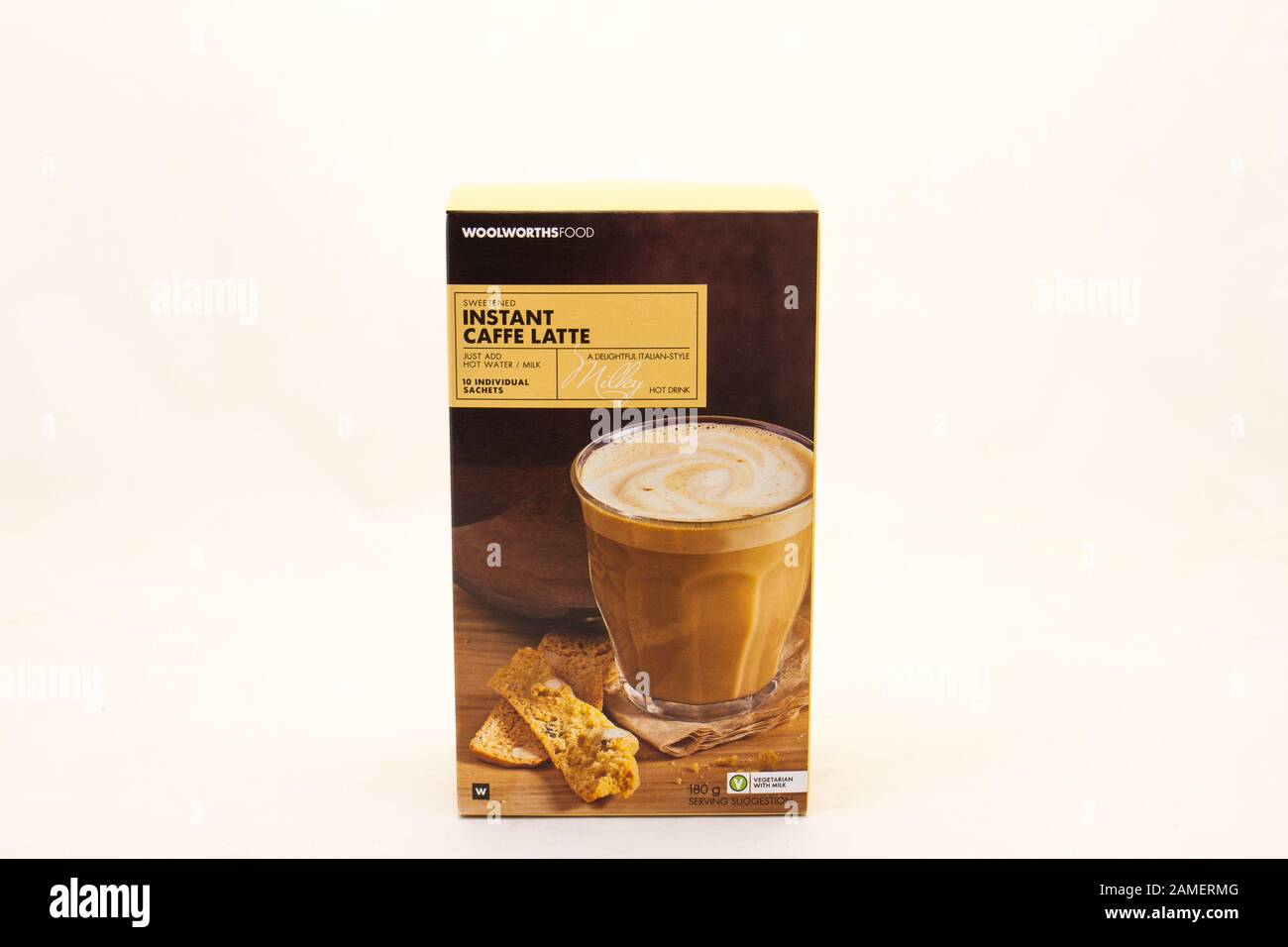 Alberton, Südafrika - eine Packung Woolworths Food-Luxury-Caffe Latte Sachets isoliert auf einem klaren Hintergrundbild in horizontalem Format Stockfoto