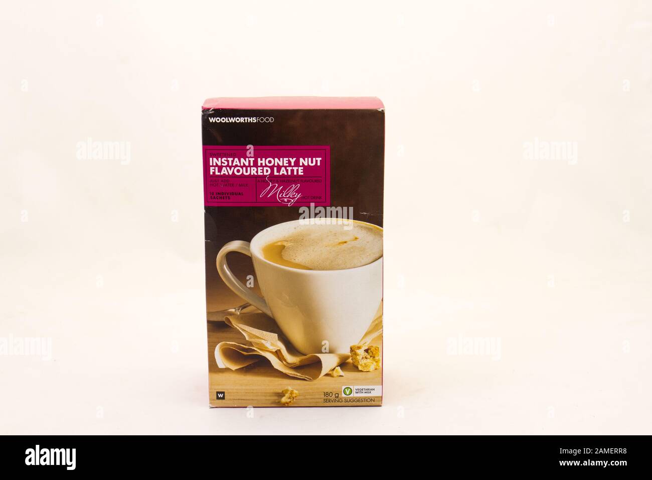Alberton, Südafrika - eine Packung Woolworths Food-Luxury-Caffe Latte Sachets isoliert auf einem klaren Hintergrundbild in horizontalem Format Stockfoto