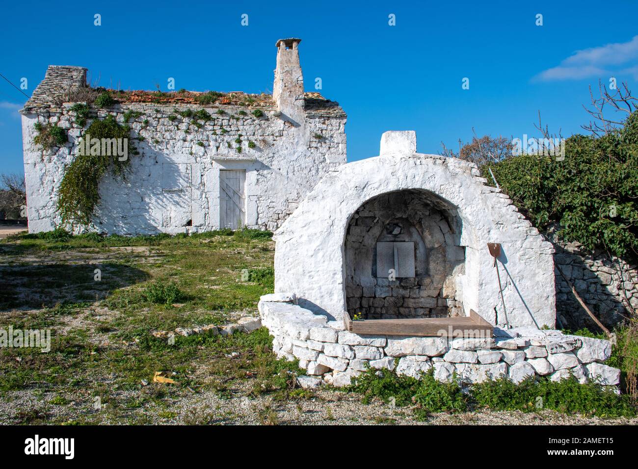 Alten alten Steinofen, in einem ländlichen Dorf in Apulien, Italien, Europa Stockfoto