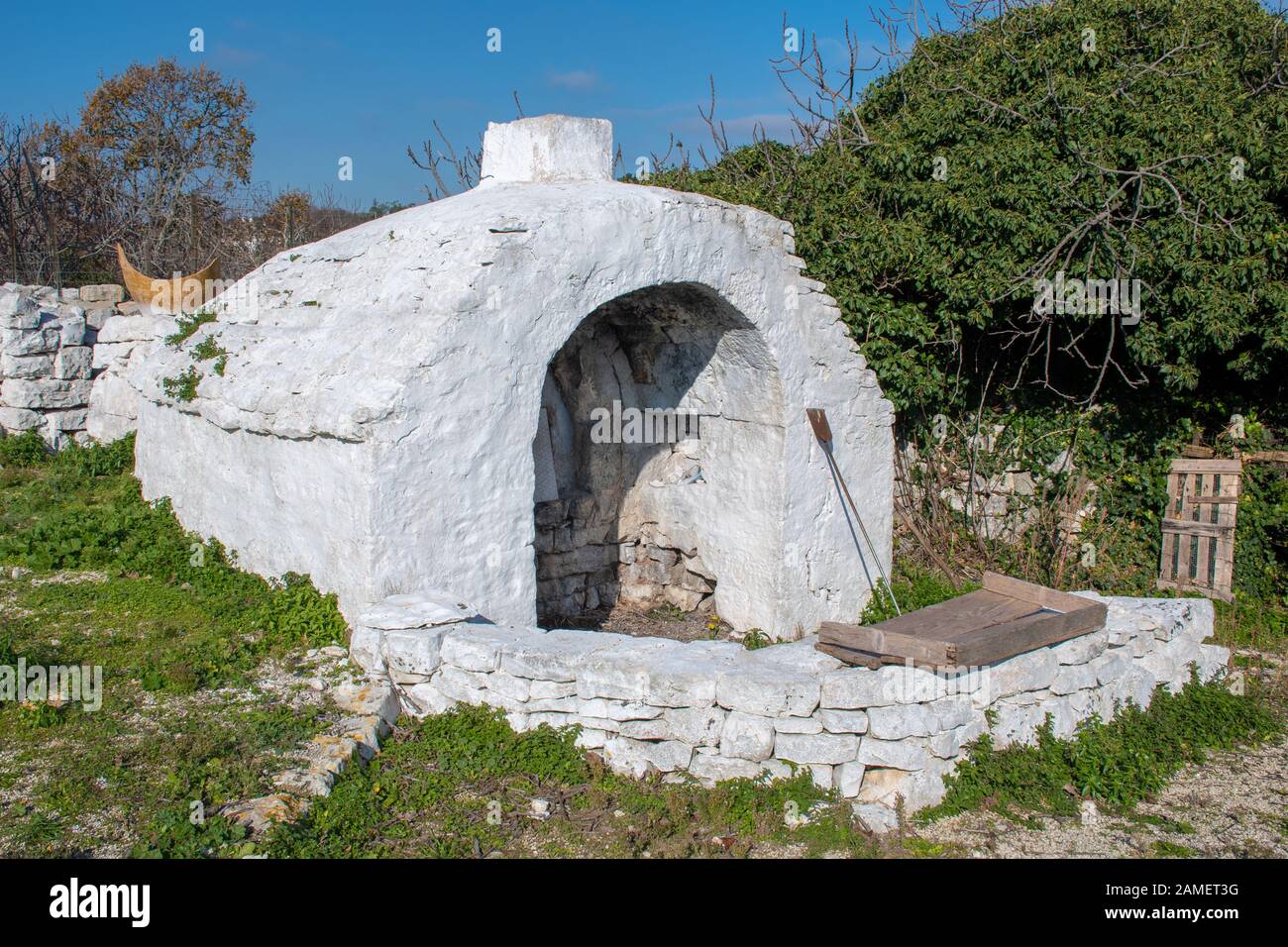 Alten alten Steinofen, in einem ländlichen Dorf in Apulien, Italien, Europa Stockfoto