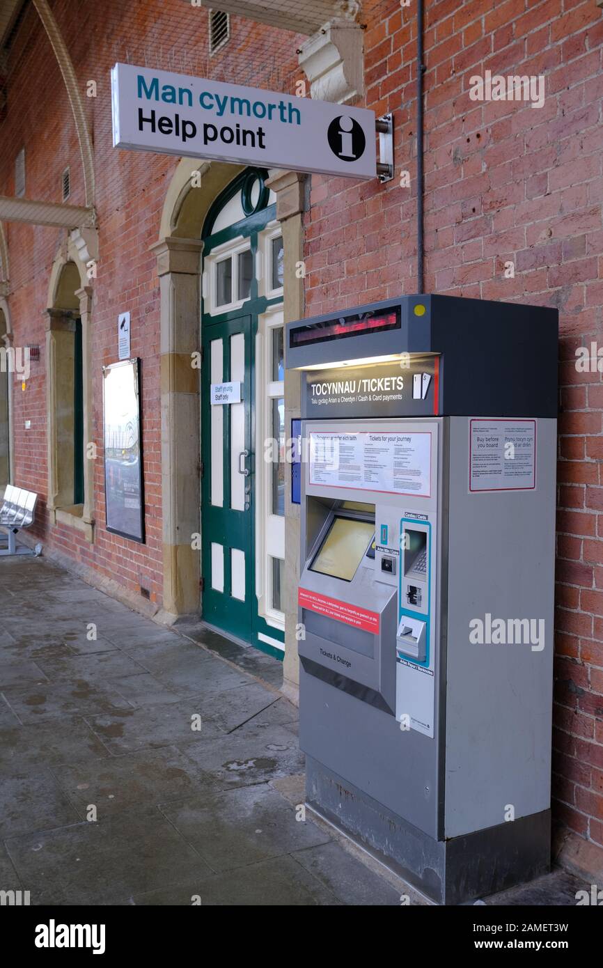 Aberystwyth Train Platform Ticket Machine mit zweisprachiger Beschilderung (walisisches Englisch). Transport für Wales. Stockfoto