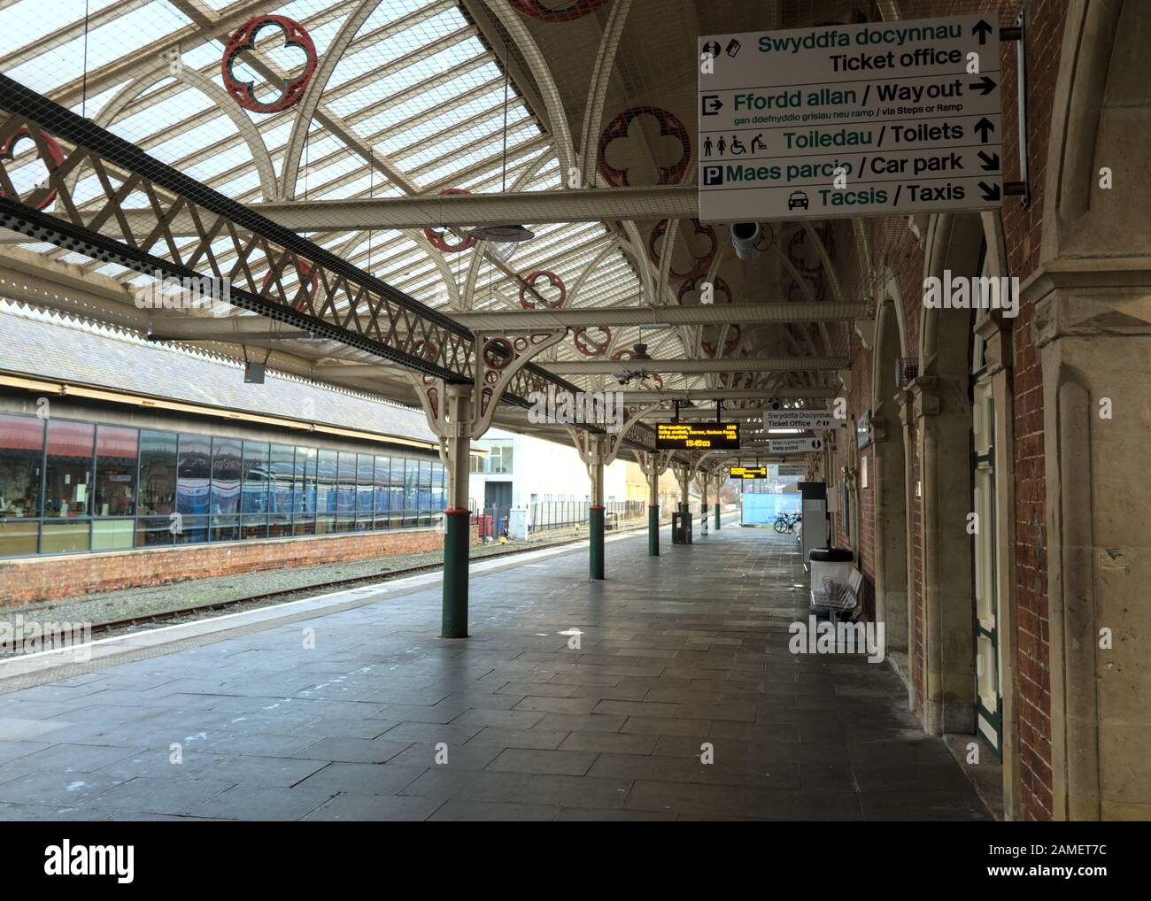 Desertierte (keine Passagiere) Aberystwyth Train Station Platform mit zweisprachiger (walisisch-englischer) Beschilderung. Transport für Wales. Stockfoto
