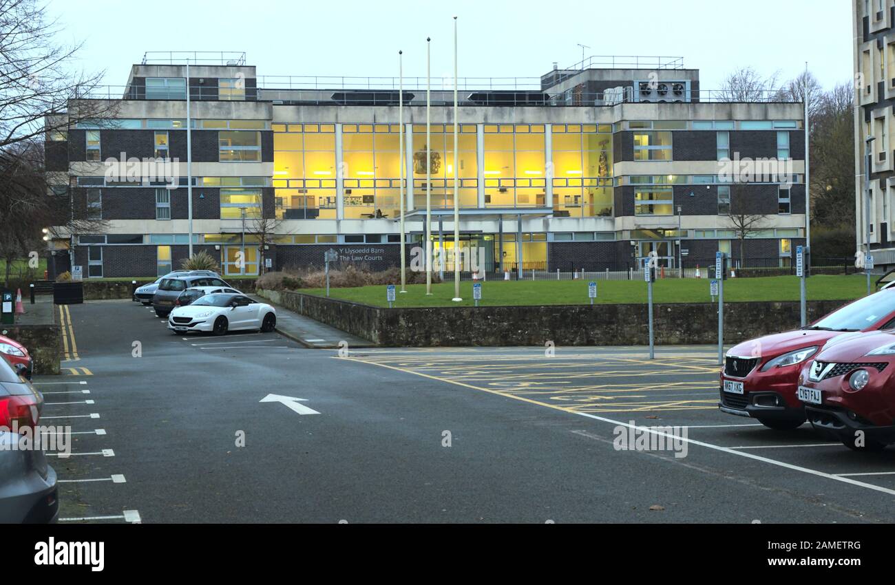 Mold Crown Court (Flintshire) in der Abenddämmerung mit inneren Lichtern Stockfoto