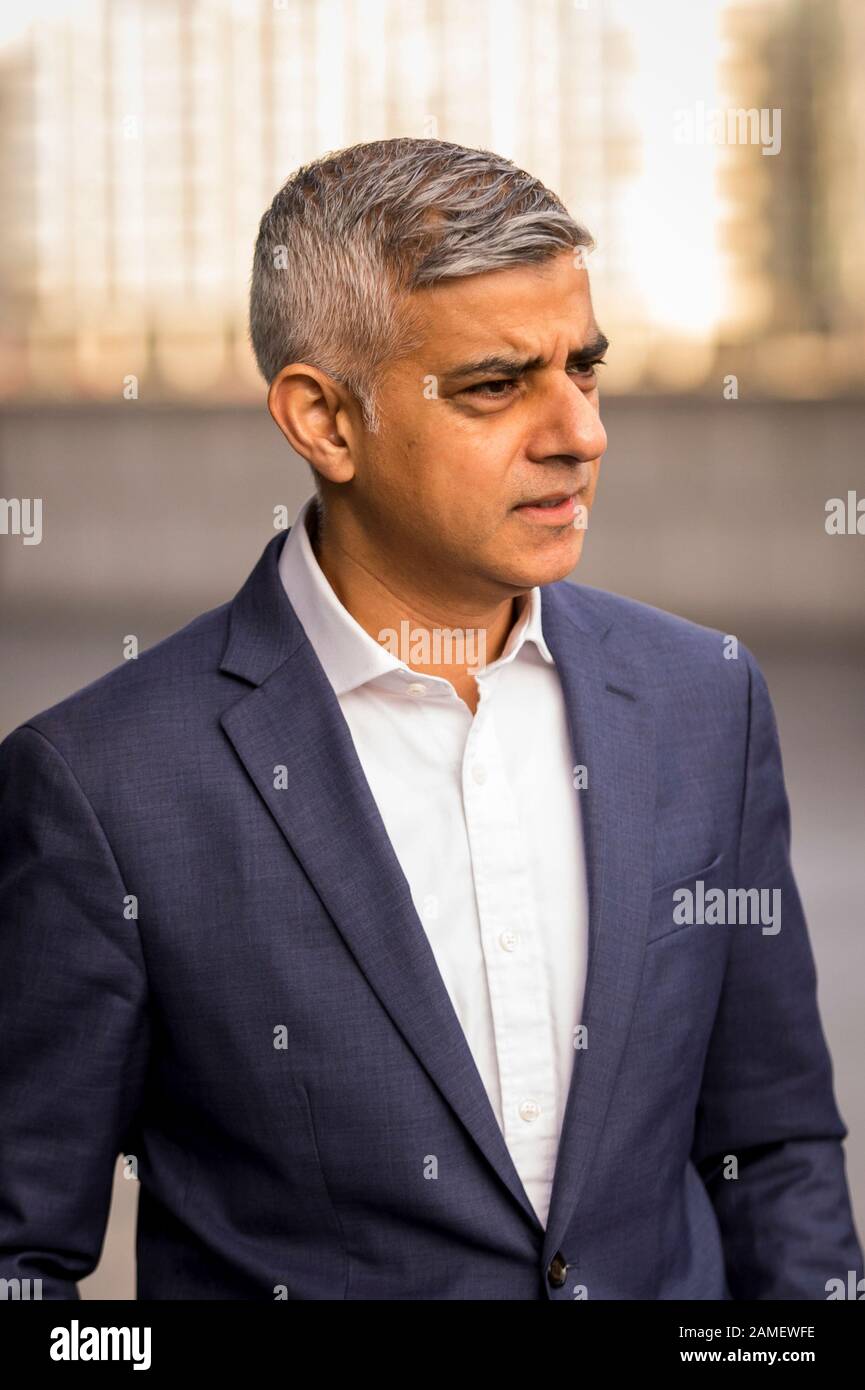 London, Großbritannien. Januar 2020. Sadiq Khan, Bürgermeister von London, kommt zum Einschalten einer gigantischen Glühbirne vor der Tower Bridge, um die Einführung eines neuen, preiswerten, grünen Energieunternehmens zu markieren. Exklusiv für die Londoner verfügbar, um die Treibstoffkosten zu senken und die Hauptstadt in Partnerschaft mit Octopus Energy zu einer Stadt ohne CO2 zu machen. Kredit: Stephen Chung / Alamy Live News Stockfoto