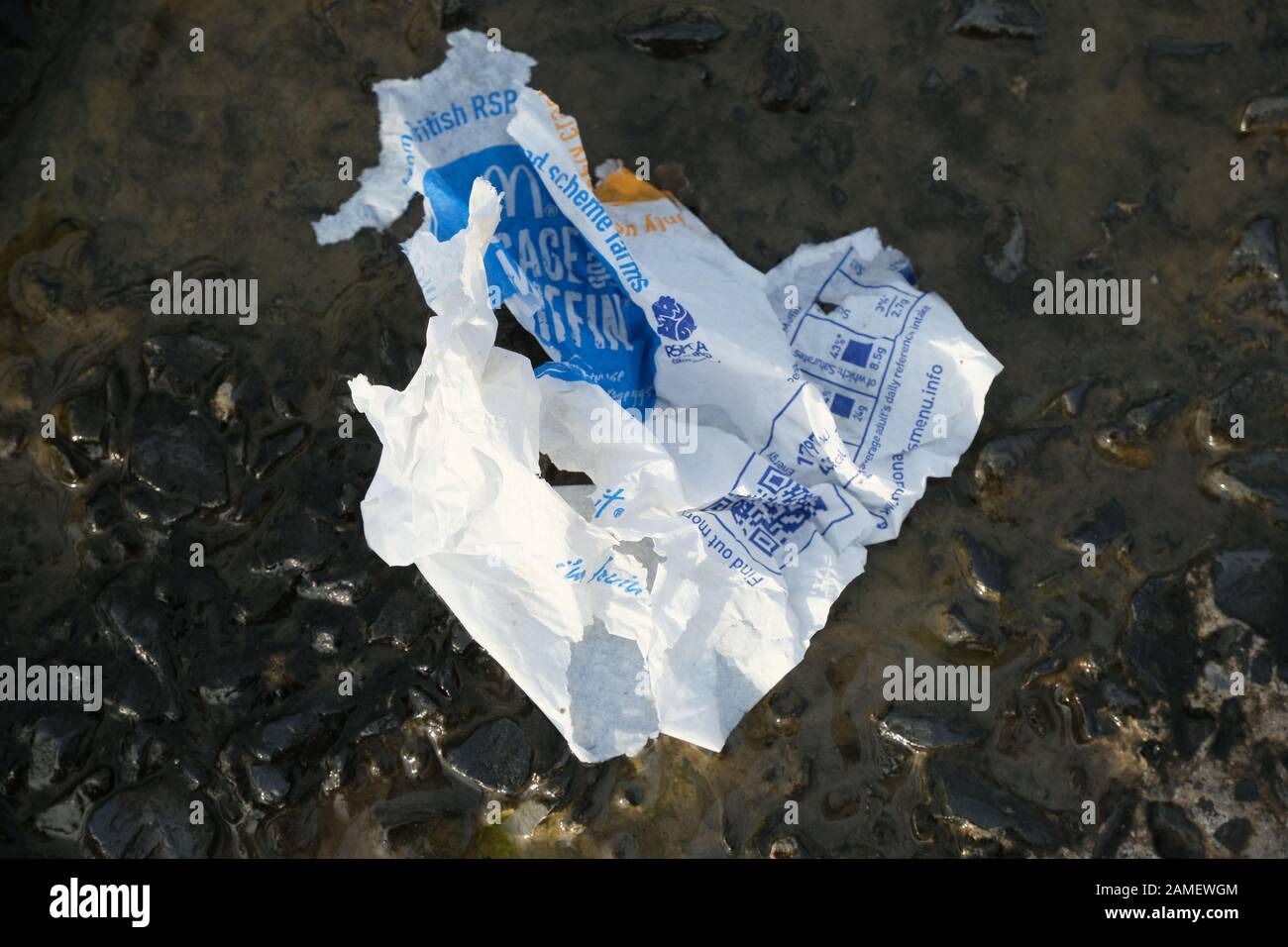 Aberystwyth Ceredigion UK 10. Januar 2019: Leerer McDonalds Burger Lebensmittel-Wrapper zerbrochen und auf der Straße entsorgt Stockfoto