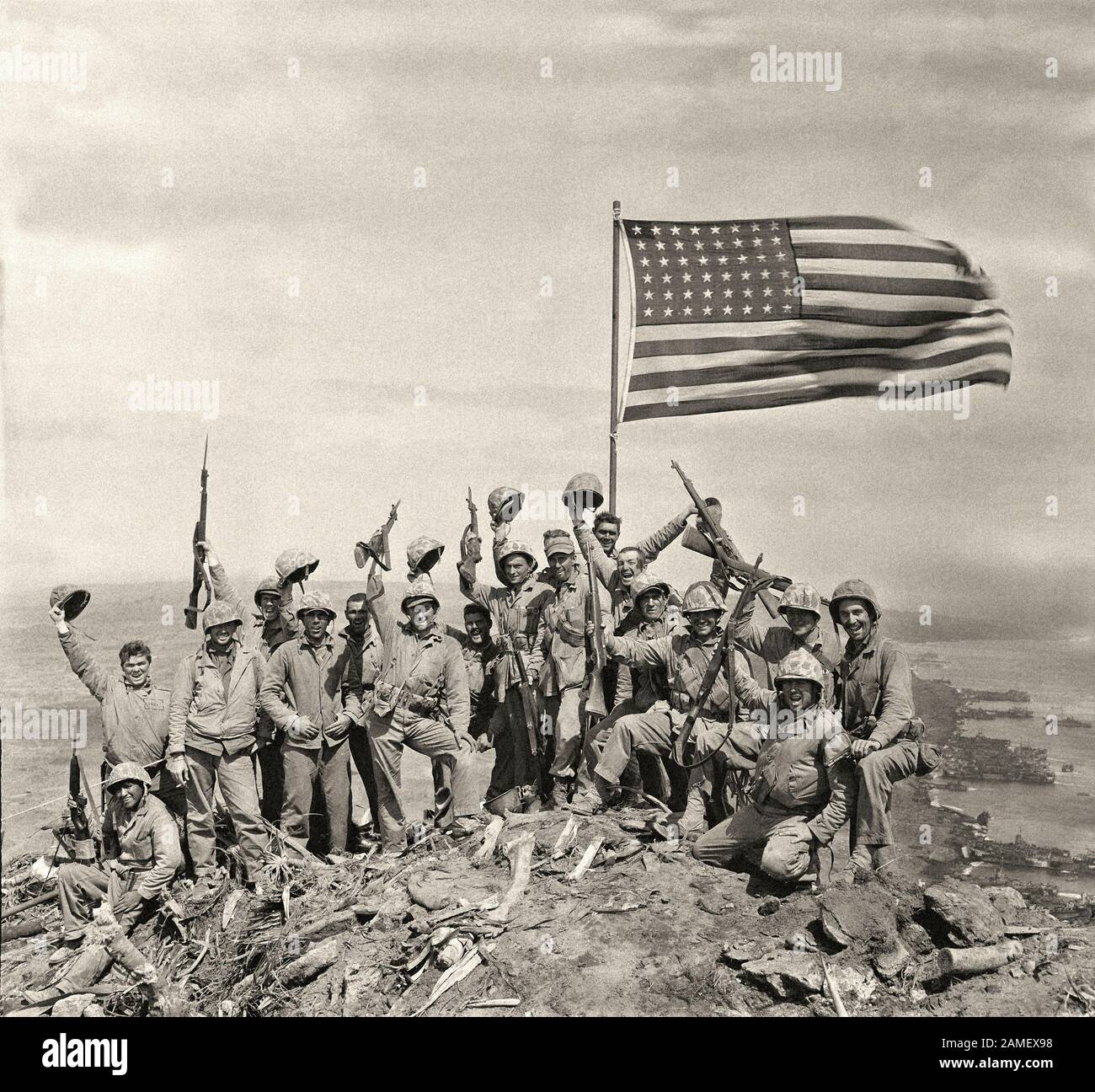 US-Marines auf Iwo Jima nahmen den Mount Suribachi gefangen, wo sie zwei amerikanische Flaggen aufzogen. 1945 Stockfoto