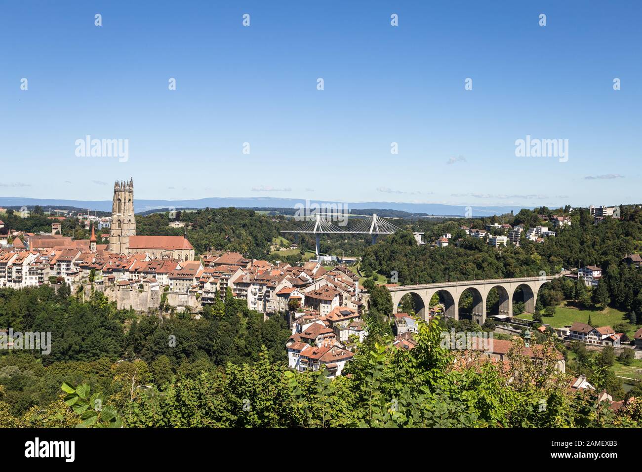 Blick auf die Freiburger Mittelalterstadt mit Brücken an einem sonnigen Tag in der Schweiz Stockfoto